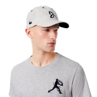 Pack Camiseta Lacoste Novak Djokovic Gris y Gorra Blanco  Oferta + Barato